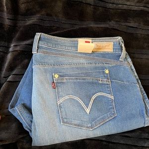 Mid rise skinny leg women’s Levi’s jeans